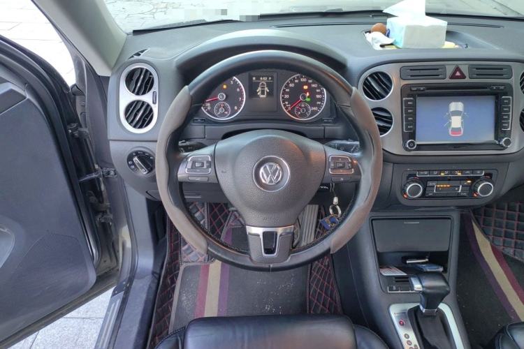Used Volkswagen Tiguan 2010 2.0 TSI Automatic All-Wheel-Drive Elite Edition Steering Wheel