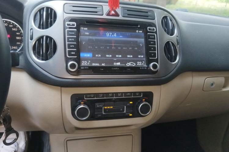 Used Volkswagen Tiguan 2010 1.8 TSI Automatic Two-Wheel Drive Trend Edition Audio And AC Panel