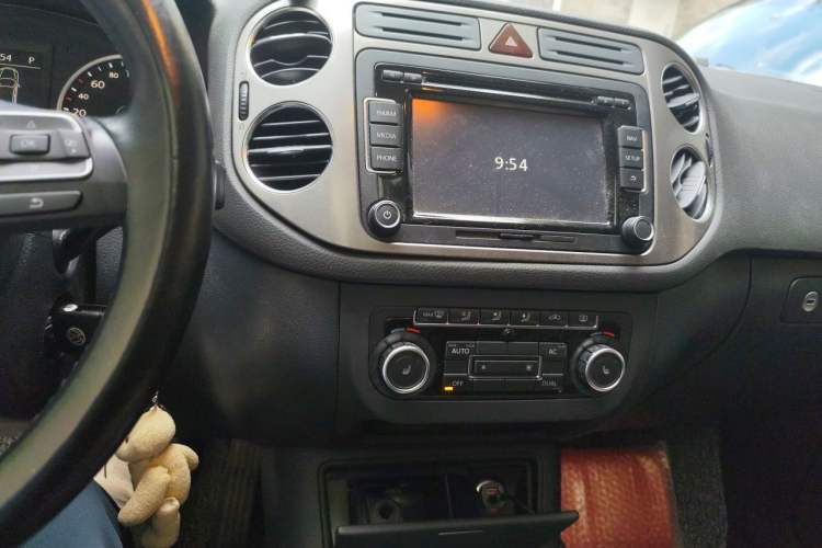Used Volkswagen Tiguan 2010 2.0 TSI Automatic All-Wheel Drive Flagship Navigation Edition Audio And AC Panel