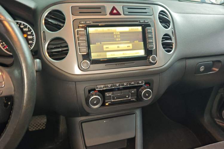 Used Volkswagen Tiguan 2010 2.0 TSI Automatic All-Wheel Drive Flagship Edition Audio And AC Panel