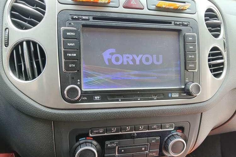 Used Volkswagen Tiguan 2010 2.0 TSI Automatic All-Wheel-Drive Elite Edition Audio And AC Panel