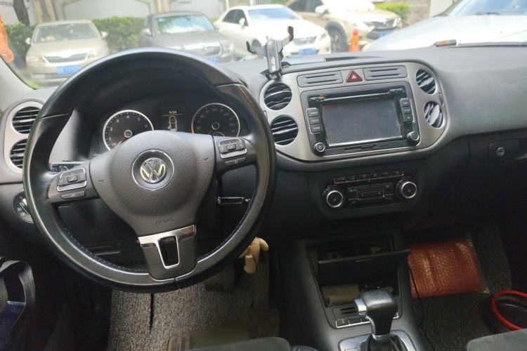 Used Volkswagen Tiguan 2010 2.0 TSI Automatic All-Wheel Drive Flagship Navigation Edition Center Console