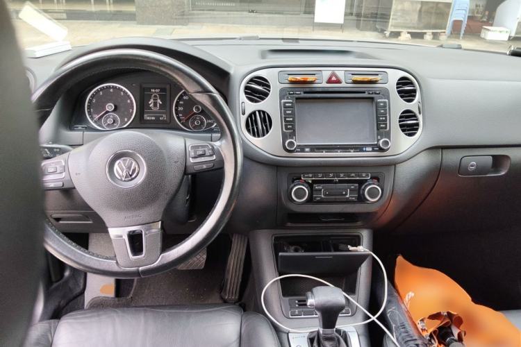 Used Volkswagen Tiguan 2010 2.0 TSI Automatic All-Wheel-Drive Elite Edition Center Console