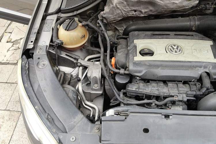 Used Volkswagen Tiguan 2010 2.0 TSI Automatic All-Wheel-Drive Elite Edition Engine Bay Right