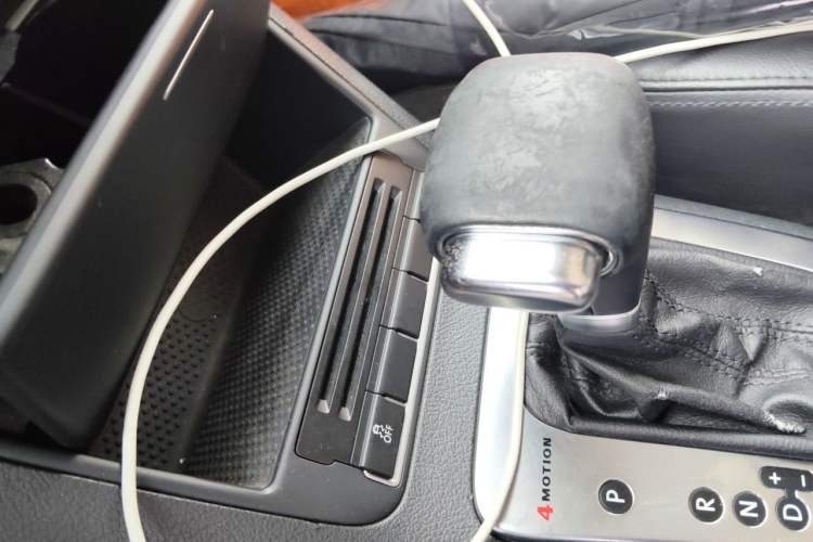 Used Volkswagen Tiguan 2010 2.0 TSI Automatic All-Wheel-Drive Elite Edition Gear Lever