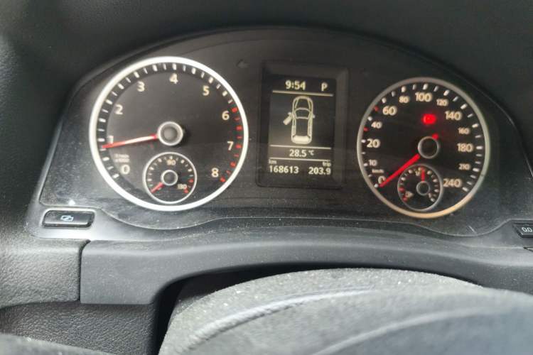 Used Volkswagen Tiguan 2010 2.0 TSI Automatic All-Wheel Drive Flagship Navigation Edition Odometer Close Up
