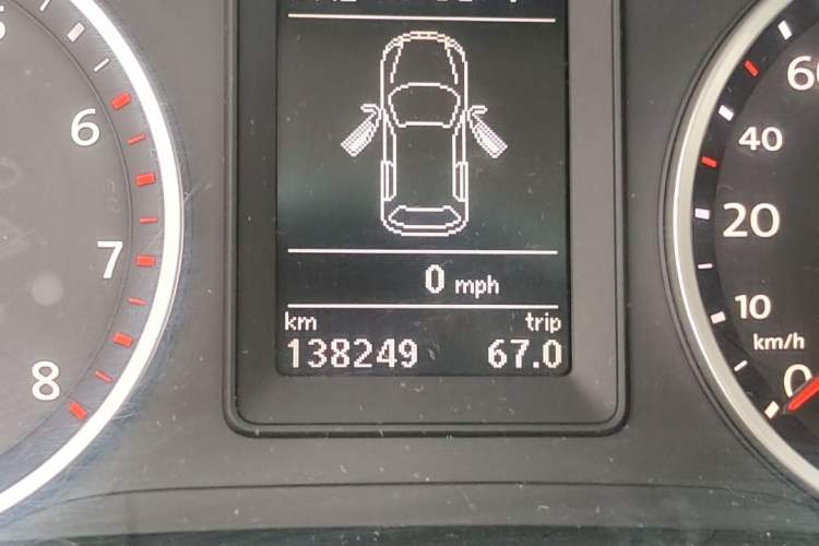 Used Volkswagen Tiguan 2010 2.0 TSI Automatic All-Wheel-Drive Elite Edition Odometer Close Up