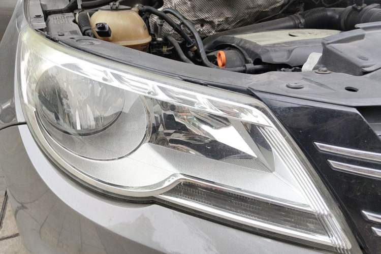 Used Volkswagen Tiguan 2010 2.0 TSI Automatic All-Wheel-Drive Elite Edition Right Front Headlight