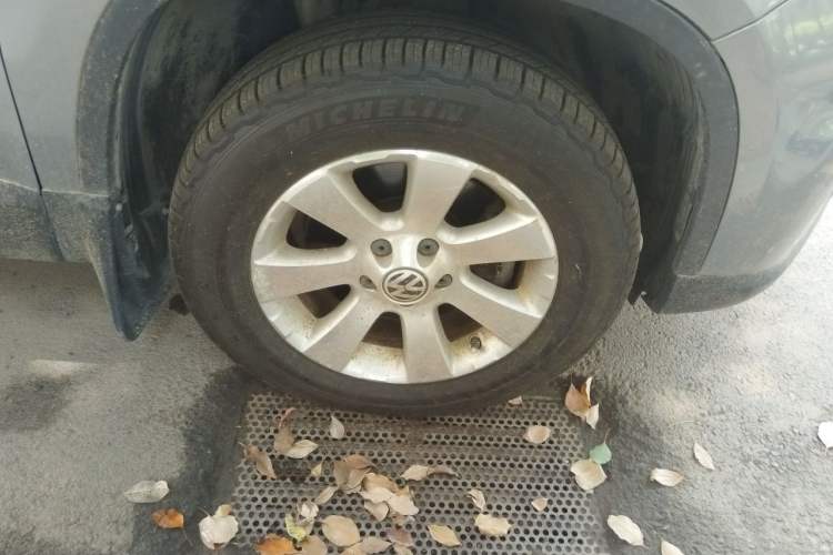 Used Volkswagen Tiguan 2010 1.8 TSI Automatic Two-Wheel Drive Trend Edition Right Front Wheel Hub
