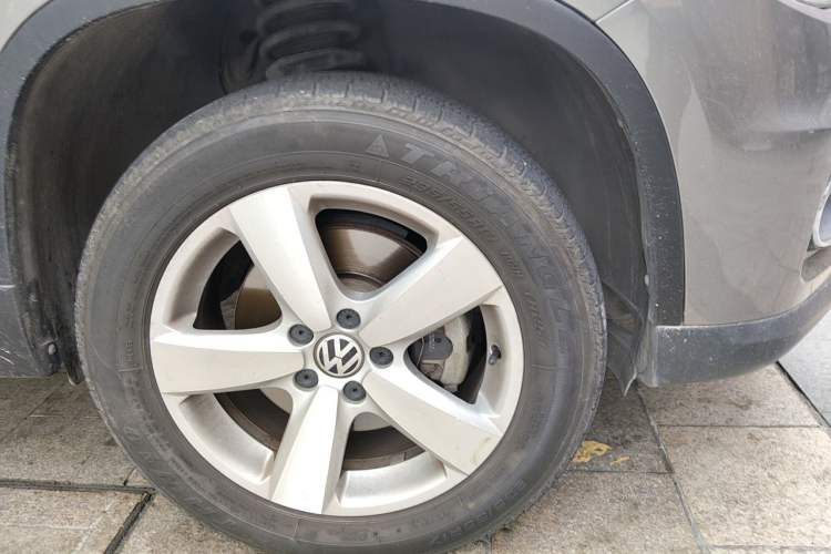 Used Volkswagen Tiguan 2010 2.0 TSI Automatic All-Wheel-Drive Elite Edition Right Front Wheel Hub