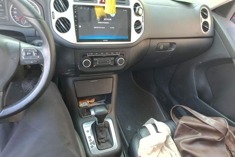 Used Volkswagen Tiguan 2010 1.8TSI Automatic All-Wheel-Drive Elite Edition Audio And AC Panel