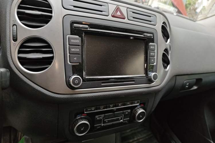 Used Volkswagen Tiguan 2010 2.0 TSI Automatic All-Wheel-Drive Elite Edition Audio And AC Panel