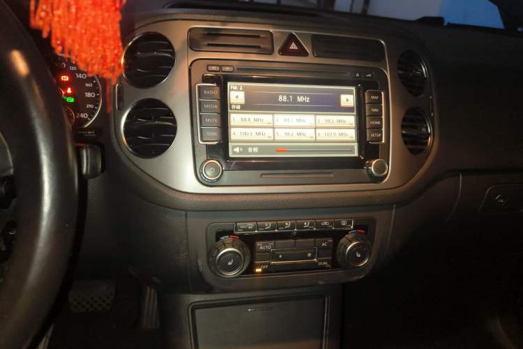 Used Volkswagen Tiguan 2010 2.0 TSI Automatic All-Wheel Drive Flagship Edition Audio And AC Panel