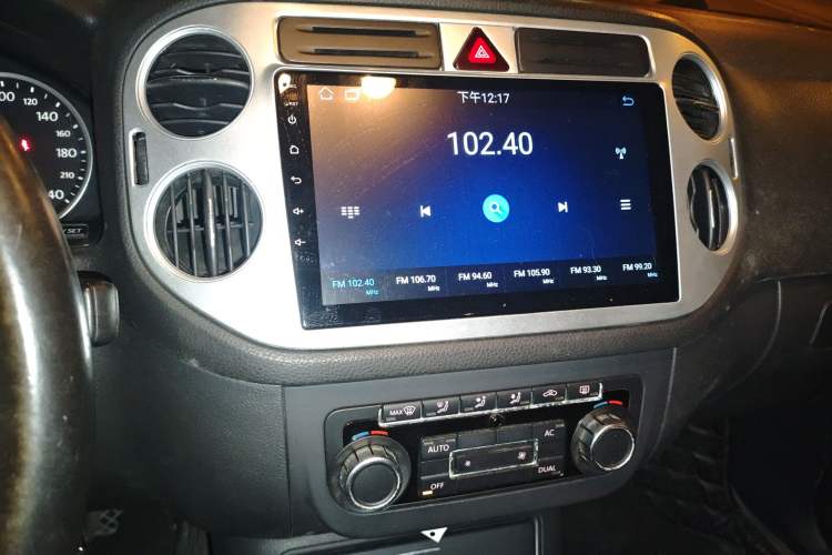 Used Volkswagen Tiguan 2010 2.0 TSI Automatic All-Wheel-Drive Elite Edition Audio And AC Panel