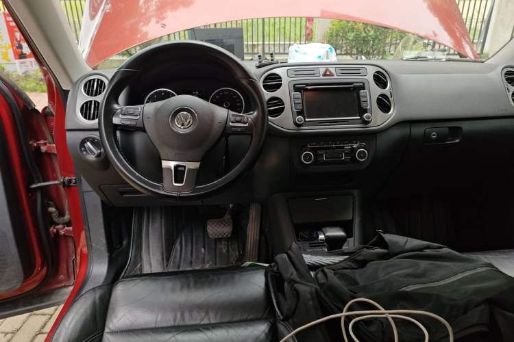 Used Volkswagen Tiguan 2010 2.0 TSI Automatic All-Wheel-Drive Elite Edition Center Console