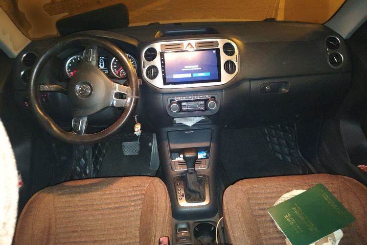 Used Volkswagen Tiguan 2010 2.0 TSI Automatic All-Wheel-Drive Elite Edition Center Console