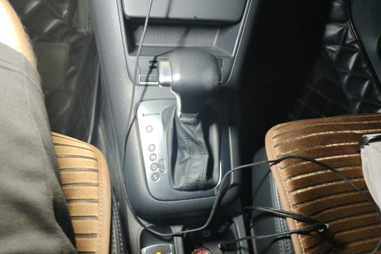 Used Volkswagen Tiguan 2010 1.8TSI Automatic All-Wheel-Drive Elite Edition Gear Lever