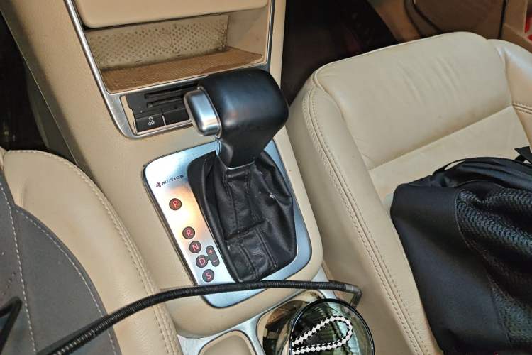 Used Volkswagen Tiguan 2010 1.8TSI Automatic All-Wheel-Drive Elite Edition Gear Lever