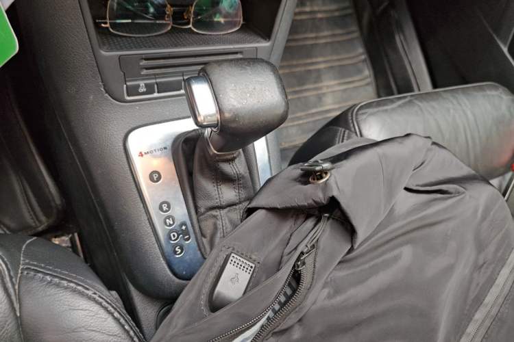Used Volkswagen Tiguan 2010 2.0 TSI Automatic All-Wheel-Drive Elite Edition Gear Lever