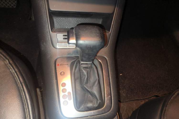Used Volkswagen Tiguan 2010 2.0 TSI Automatic All-Wheel Drive Flagship Edition Gear Lever
