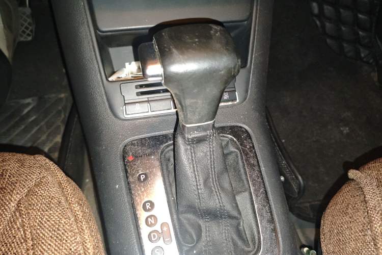 Used Volkswagen Tiguan 2010 2.0 TSI Automatic All-Wheel-Drive Elite Edition Gear Lever