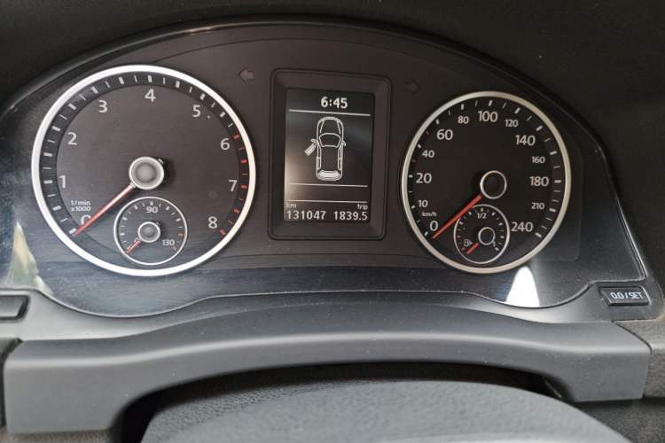 Used Volkswagen Tiguan 2010 2.0 TSI Automatic All-Wheel-Drive Elite Edition Odometer Close Up
