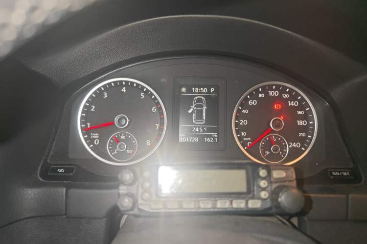 Used Volkswagen Tiguan 2010 2.0 TSI Automatic All-Wheel-Drive Elite Edition Odometer Close Up