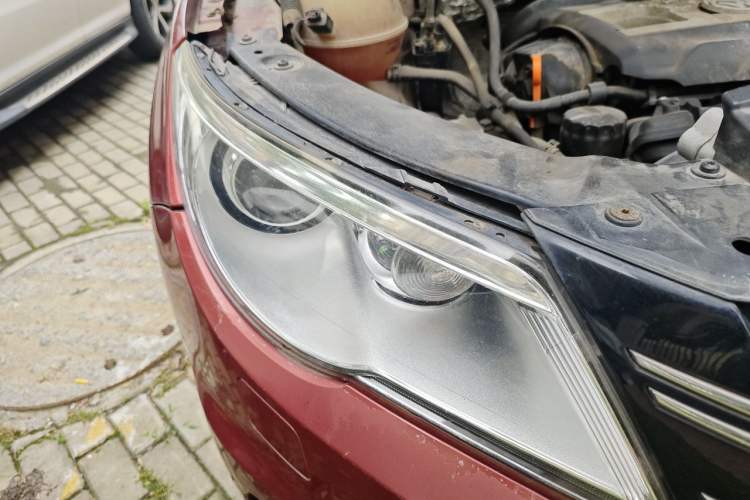 Used Volkswagen Tiguan 2010 2.0 TSI Automatic All-Wheel-Drive Elite Edition Right Front Headlight