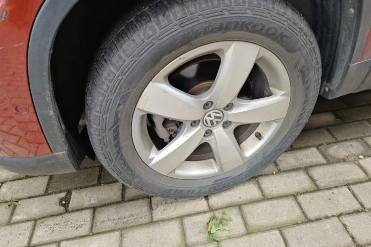 Used Volkswagen Tiguan 2010 2.0 TSI Automatic All-Wheel-Drive Elite Edition Right Front Wheel Hub
