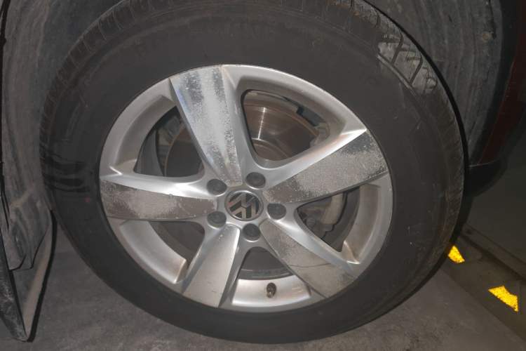 Used Volkswagen Tiguan 2010 2.0 TSI Automatic All-Wheel-Drive Elite Edition Right Front Wheel Hub
