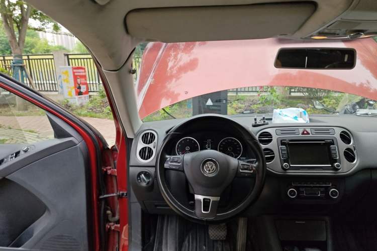 Used Volkswagen Tiguan 2010 2.0 TSI Automatic All-Wheel-Drive Elite Edition Steering Wheel