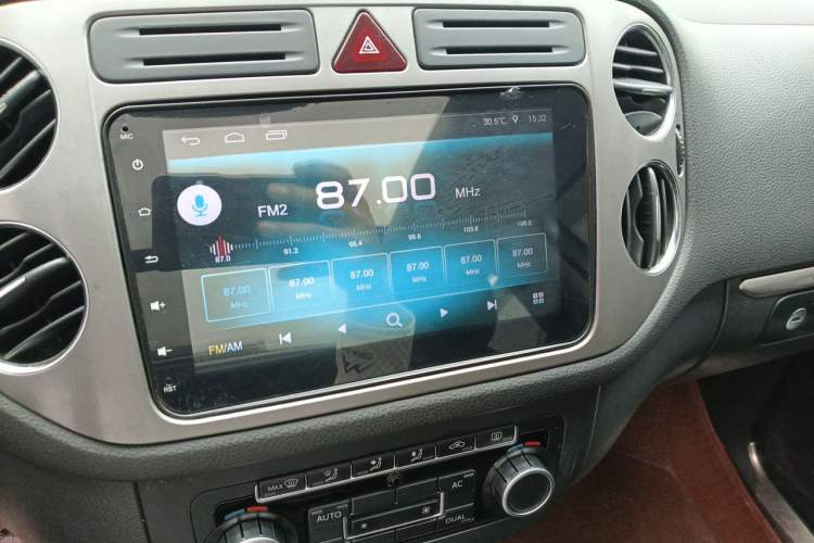 Used Volkswagen Tiguan 2010 1.8TSI Automatic All-Wheel-Drive Elite Edition Audio And AC Panel