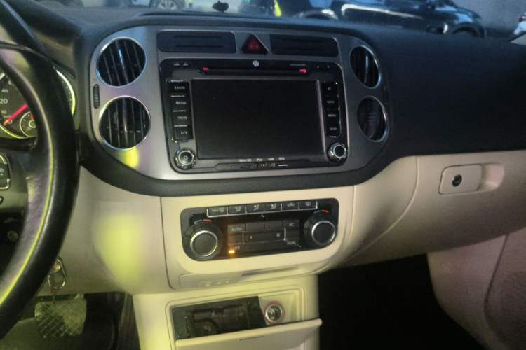 Used Volkswagen Tiguan 2010 1.8TSI Automatic All-Wheel-Drive Elite Edition Audio And AC Panel