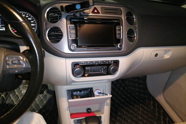 Used Volkswagen Tiguan 2010 2.0 TSI Automatic All-Wheel-Drive Elite Edition Audio And AC Panel