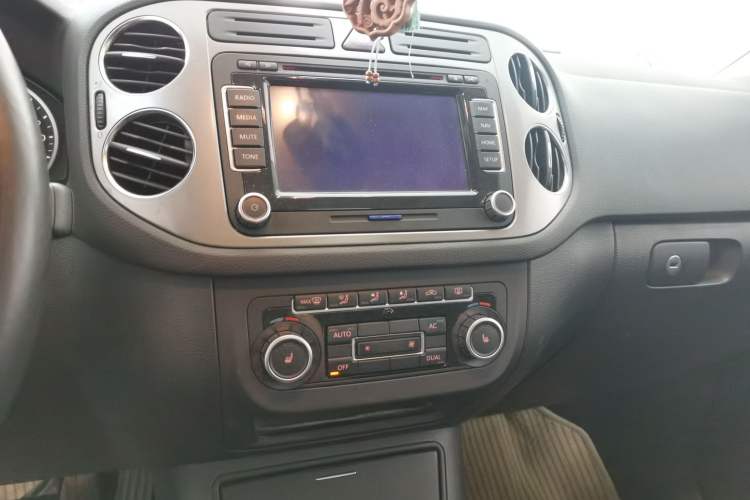 Used Volkswagen Tiguan 2010 2.0 TSI Automatic All-Wheel Drive Flagship Navigation Edition Audio And AC Panel