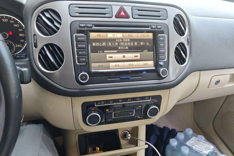 Used Volkswagen Tiguan 2010 1.8TSI Automatic All-Wheel-Drive Elite Edition Audio And AC Panel