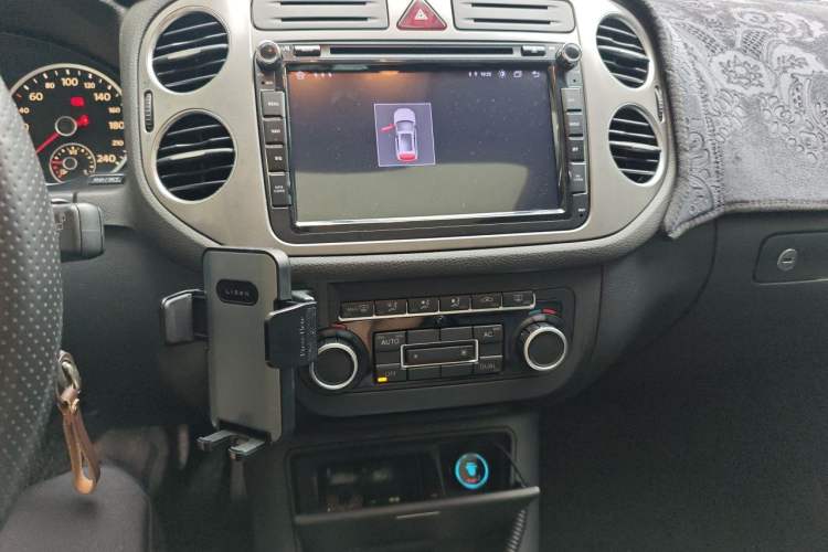 Used Volkswagen Tiguan 2010 2.0 TSI Automatic All-Wheel-Drive Elite Edition Audio And AC Panel