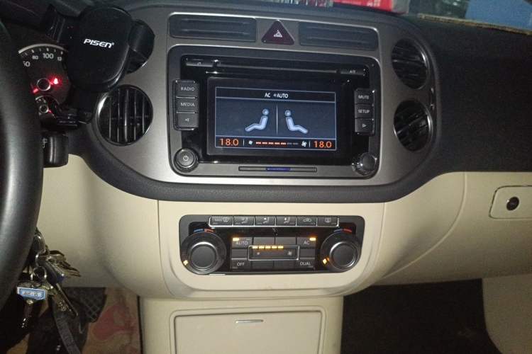 Used Volkswagen Tiguan 2010 1.8 TSI Automatic Two-Wheel Drive Trend Edition Audio And AC Panel