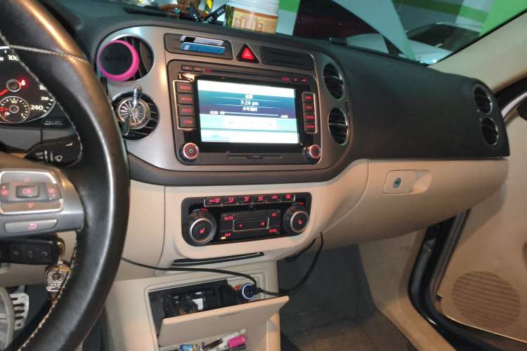 Used Volkswagen Tiguan 2010 2.0 TSI Automatic All-Wheel Drive Flagship Navigation Edition Audio And AC Panel