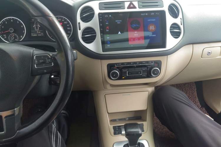 Used Volkswagen Tiguan 2010 2.0 TSI Automatic All-Wheel Drive Flagship Edition Audio And AC Panel