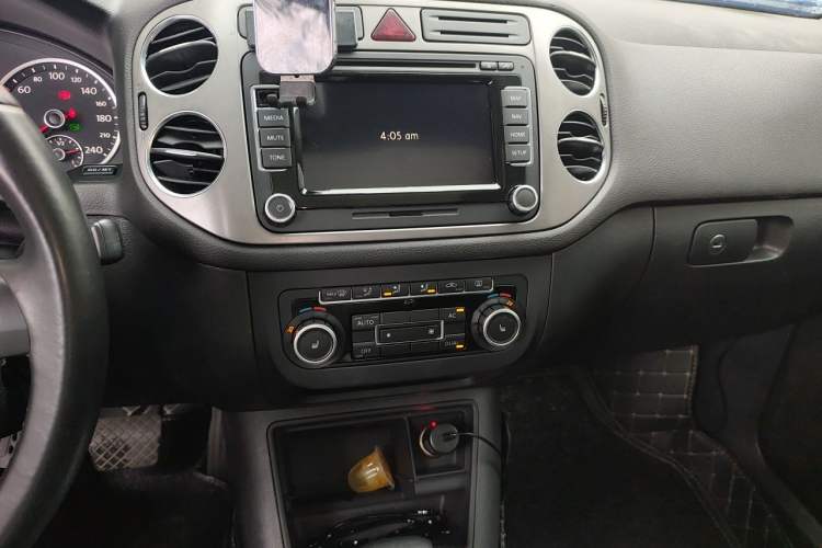Used Volkswagen Tiguan 2010 2.0 TSI Automatic All-Wheel Drive Flagship Edition Audio And AC Panel