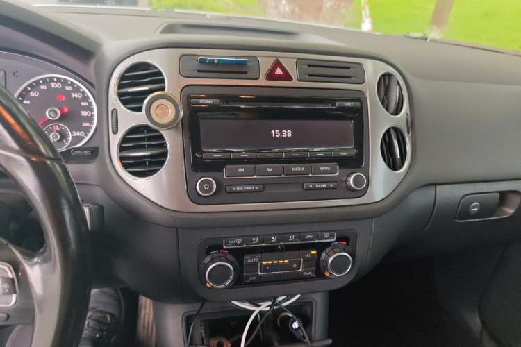 Used Volkswagen Tiguan 2010 1.8 TSI Automatic Two-Wheel Drive Trend Edition Audio And AC Panel