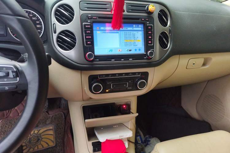 Used Volkswagen Tiguan 2010 1.8 TSI Automatic All-Wheel Drive Fashion Edition Audio And AC Panel
