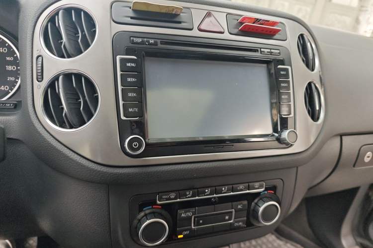 Used Volkswagen Tiguan 2010 1.8TSI Automatic Two-Wheel Drive Elite Edition Audio And AC Panel