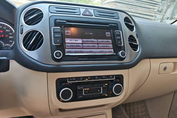 Used Volkswagen Tiguan 2010 2.0 TSI Automatic All-Wheel-Drive Elite Edition Audio And AC Panel