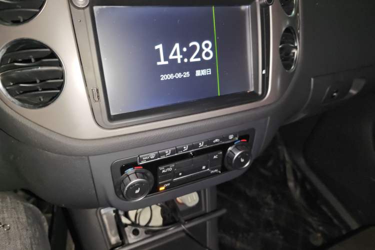 Used Volkswagen Tiguan 2010 2.0 TSI Automatic All-Wheel Drive Flagship Edition Audio And AC Panel