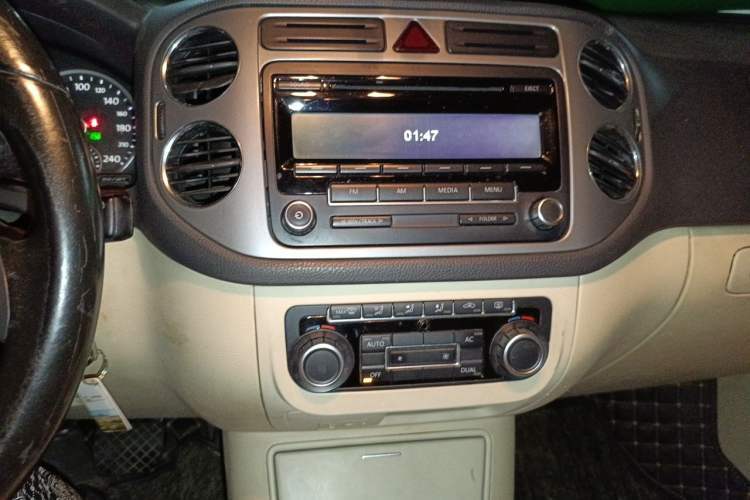 Used Volkswagen Tiguan 2010 1.8 TSI Automatic Two-Wheel Drive Trend Edition Audio And AC Panel
