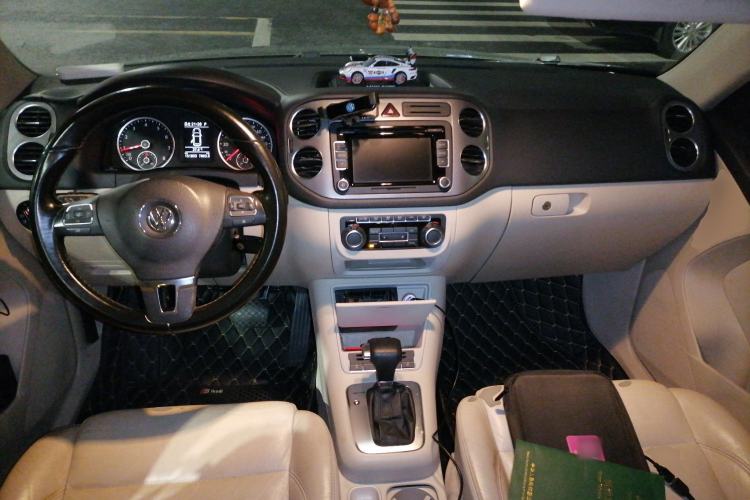 Used Volkswagen Tiguan 2010 2.0 TSI Automatic All-Wheel-Drive Elite Edition Center Console