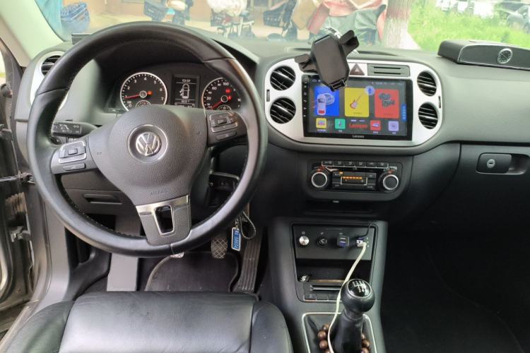 Used Volkswagen Tiguan 2010 1.8 TSI Manual Two-Wheel Drive Urban Edition Center Console