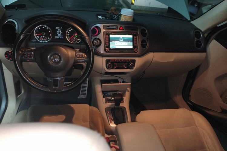 Used Volkswagen Tiguan 2010 2.0 TSI Automatic All-Wheel Drive Flagship Navigation Edition Center Console